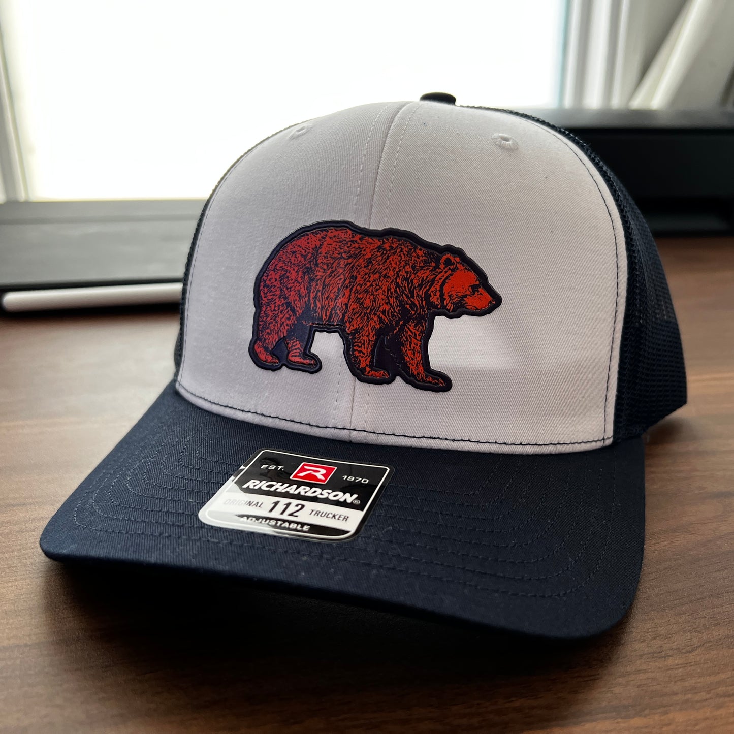 WALKING BEAR SNAPBACK HAT. (WHITE/NAVY)